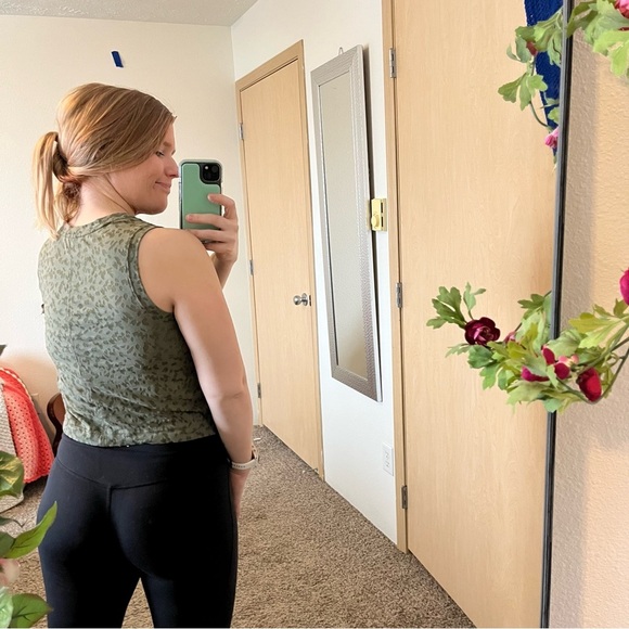 Women’s All in motion Size Small Cropped Muscle Workout Tank Top in Green - Picture 3 of 6